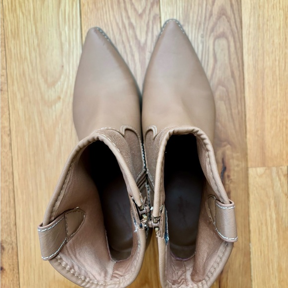 Universal Thread Boots Size 9 - Picture 2 of 4